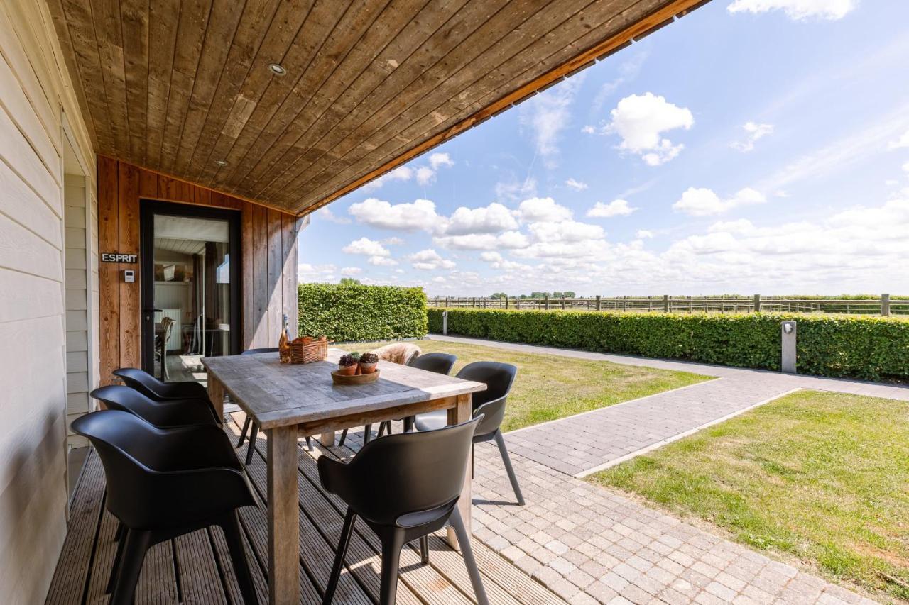 Logis Esprit - A Peaceful Holiday Home With Private Garden At "Houtheem" Farm Veurne Exterior photo